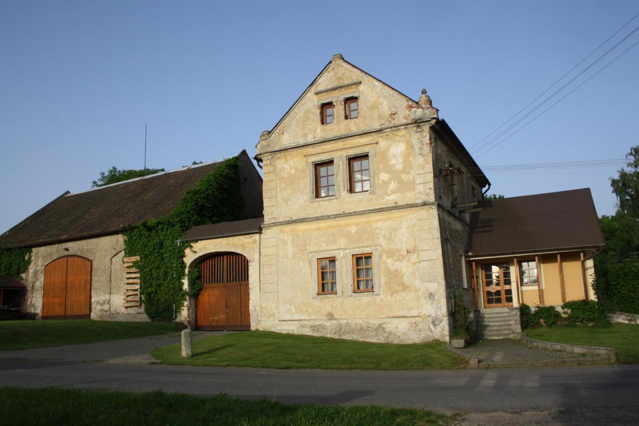 Apartman Na Statku Miskovice  Exterior photo